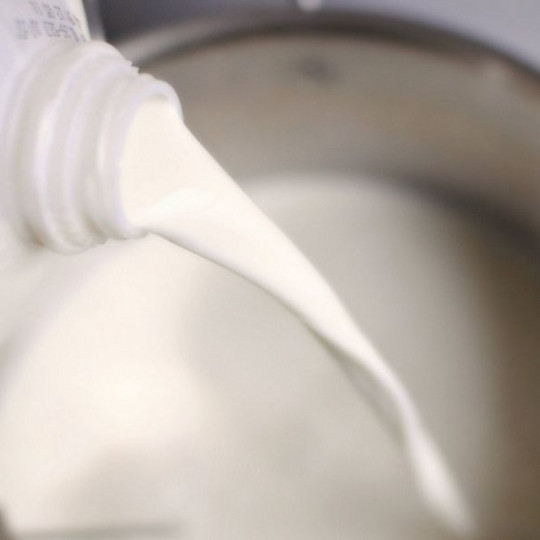 1. Этап. Рикотта с лимоном и базиликом: В крупную кастрюлю наливаем молоко.