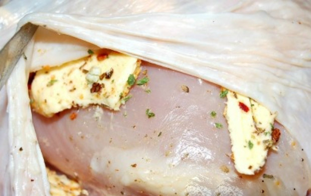 1. Этап. Запеченная индейка в рукаве целиком: 3. Под кожицу индейки заложите кусочки масла в разные места. Сверху и внутри также натрите индейку солью и приправами.