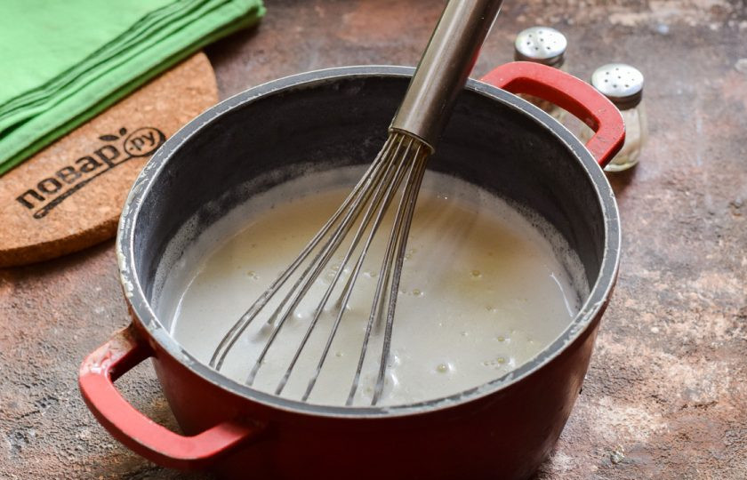 1. Этап. Лазанья из кабачков с творогом: В кастрюле растопите сливочное масло, добавьте муку, влейте тонкой струйкой молоко и варите соус 3-4 минуты.