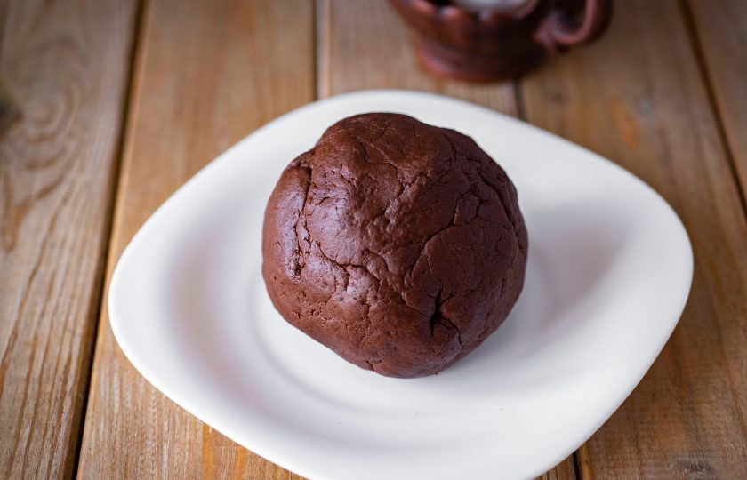 1. Этап. Шоколадное треснутое печенье: Замесите мягкое, шоколадное тесто, не прилипающее к рукам. Тесто округлите, оберните в пищевой пакет и отправьте в холодильник на 30 минут.