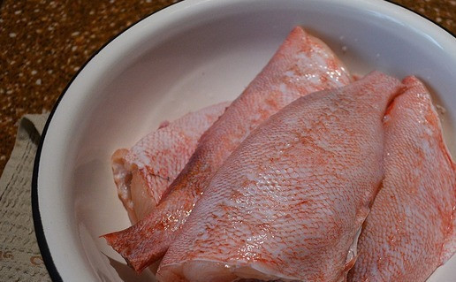 1. Этап. Морской окунь в духовке: Окунь почистить, удобнее это сделать в воде - не будет лететь мелкая чешуя. Обрезать плавники и хвост. Удалить чёрную плёнку внутри. Промыть и обсушить.