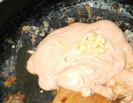 1. Этап. Гуляш из печенки свиной: 2. Отправьте заправку на сковороду, добавьте 5 столовых ложек воды. После этого протушите немного соус на слабом огне, постоянно помешивая.