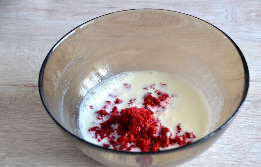 1. Этап. Десерт Неженка: Добавьте измельченные ягоды в сметанно-желатиновую смесь.