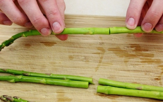 1. Этап. Суп-пюре из спаржи: 1. Первым делом вымойте как следует спаржу и удалите плотные кончики.