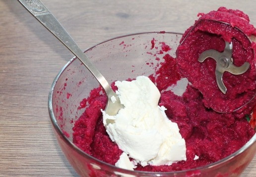 1. Этап. Желейная шуба в тарталетках: 6. Смешиваем смесь с творожным сыром и пробуем на соль.