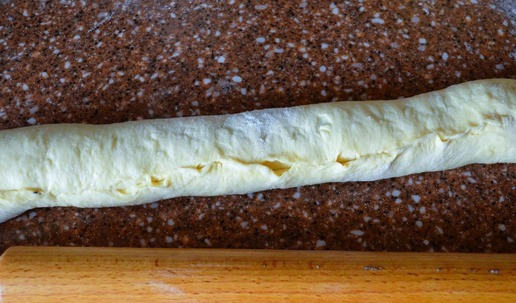 1. Этап. Маковые булочки под шоколадом: Скрутить рулетом, защипать.