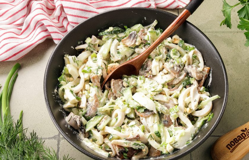 1. Этап. Салат с кальмаром, огурцом и грибами: Салат посолите, поперчите, заправьте майонезом и перемешайте.