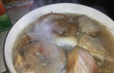 1. Этап. Салат из говяжьего сердца: Затем ополаскиваем мясо и выкладываем в кастрюлю с водой. Варим до закипания, сливаем воду и заливаем новую. А теперь варим сердце часа 2.