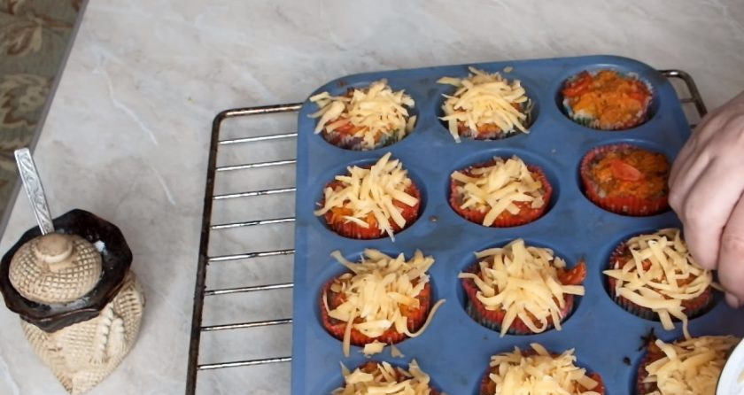 1. Этап. Мясные корзиночки с грибами: Спустя полчаса, достаньте наши корзиночки, сверху присыпьте сыром и отправьте опять в духовку на 10-15 минут до появления румяной корочки.