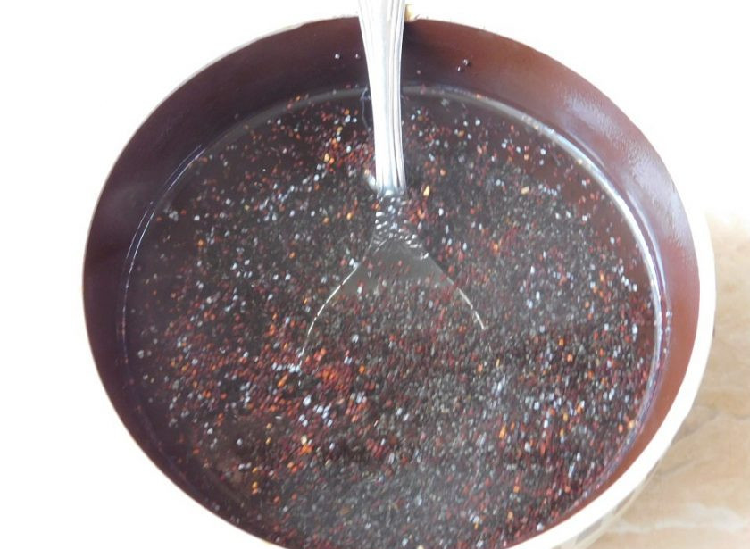 1. Этап. Торт для свекрови: Теперь готовим бисквит. Для этого залете мак кипятком на 15 минут. Затем промойте его и всю воду слейте.