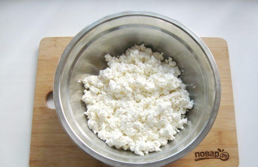 1. Этап. Творожный десерт Старая Рига: В миску выложите творог.