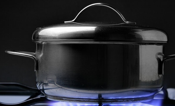 1. Этап. Каша из кураги: 4. Рис залейте холодной водой и поставьте на сильный огонь. Подождите, пока вода с ним закипит.