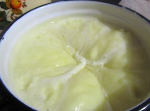 1. Этап. Торт Наполеон с очень вкусным кремом: Остальное молоко доведите до лёгкого кипения на небольшом огне. Влейте в него массу из предыдущего шага. Опять доведите крем до кипения, постоянно помешивая. Густую массу оставьте остывать.