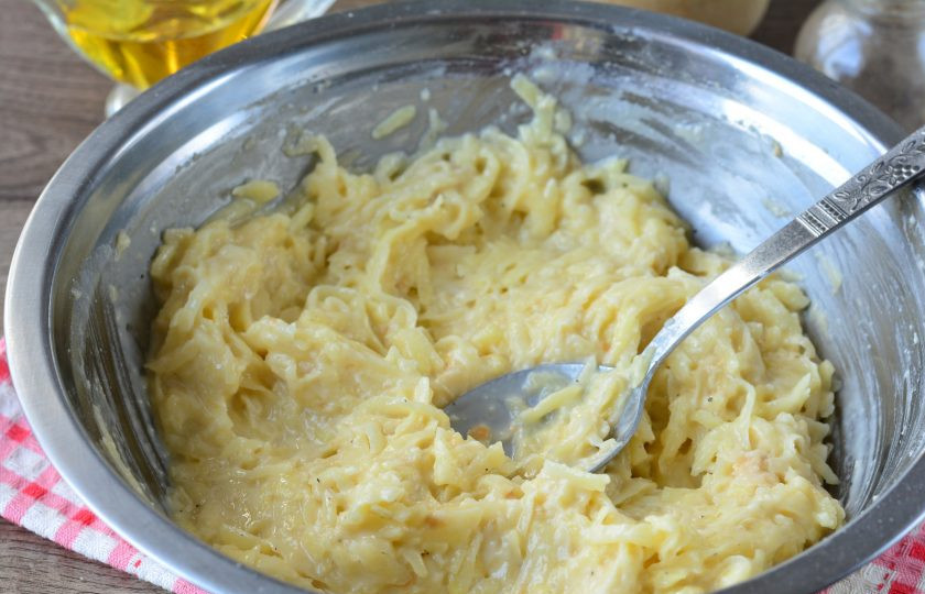 1. Этап. Картофельные шницели: Перемешайте картофельную массу, чтобы не было комочков муки.