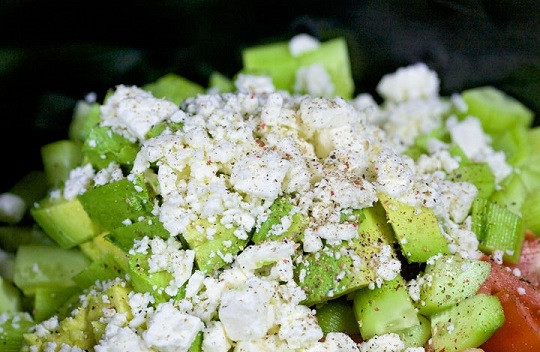 1. Этап. Овощной салат с авокадо: 6. Посолите и поперчите по вкусу.