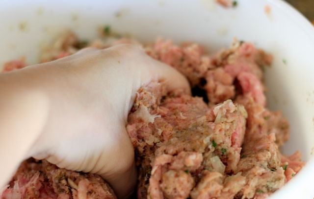 1. Этап. Быстрые котлеты для бургера: 2. Тщательно перемешайте до однородности.