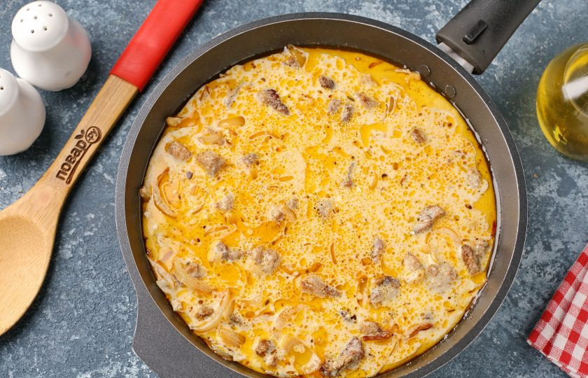 1. Этап. Тушёная свинина в сметанно-горчичном соусе: Перемешайте, доведите до кипения и под крышкой на минимальном огне тушите около 40 минут (до готовности мяса).