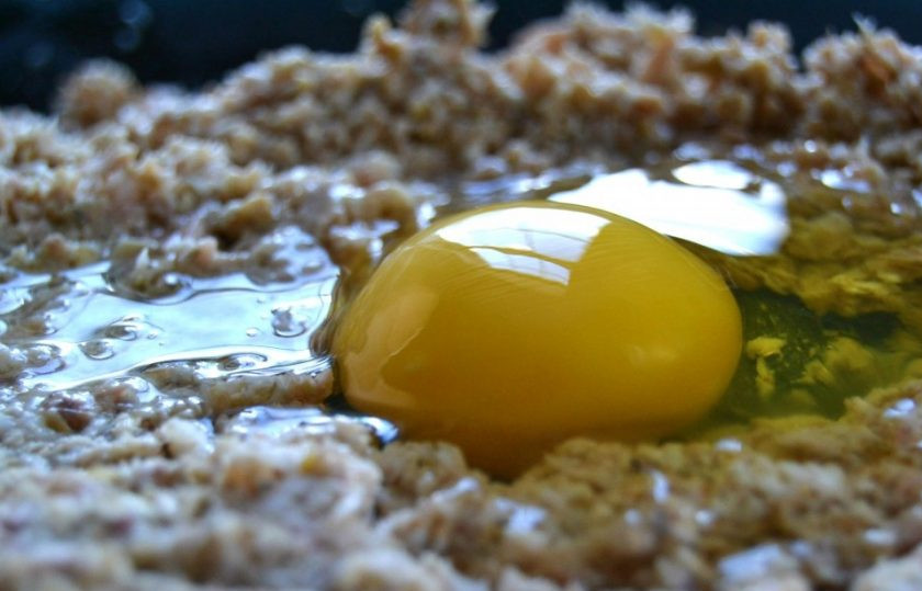 1. Этап. Рыбные шарики: 3. Добавьте яйцо к рыбной смеси и размешайте.