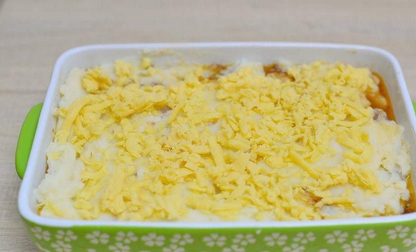 1. Этап. Пирог пастуха: 8. Посыпьте тертым сыром и запекайте пирог при 220 градусах до золотой корочки. Приятного аппетита!