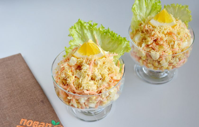 1. Этап. Салат на Новый год 2025: 6. Разложите салат по креманкам, украсьте зеленью и сыром. У меня получилось 4 хороших порции.