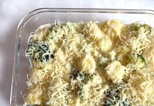 1. Этап. Запеканка из картофеля и брокколи: Залить овощи соусом и посыпать натёртым сыром..