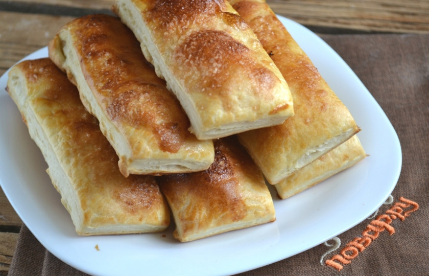 1. Этап. Язычки из готового слоеного теста: Запекайте язычки в духовке 15 минут. Подавайте слегка остывшими к ароматному чаю.