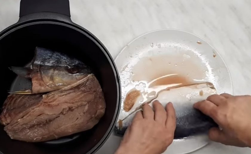 1. Этап. Калья: 1. Сварите жирный рыбный бульон: разделайте тунца, очистите его от косточек и выложите в кастрюлю. Залейте рыбу холодной водой, поставьте на небольшой огонь и варите в течение 1-1,5 часа.