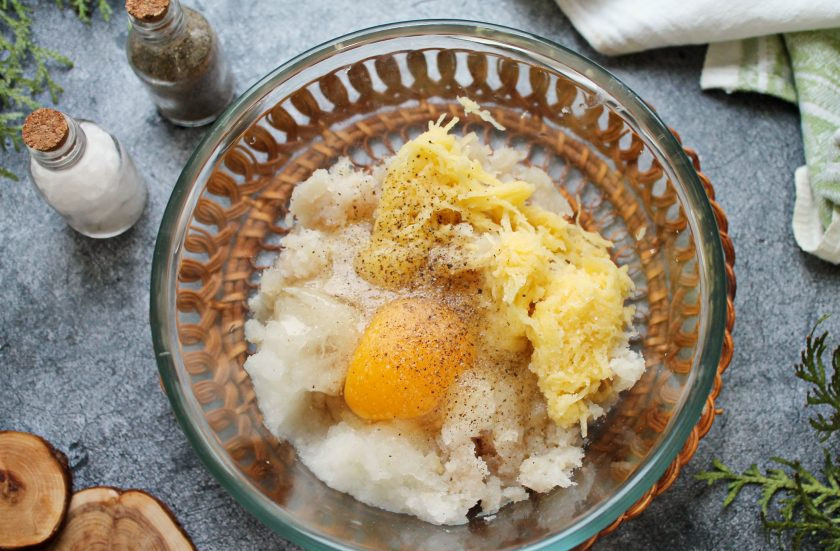 1. Этап. Котлеты из судака и креветок: Разбейте в миску яйцо, посолите, поперчите и хорошо перемешайте. Уберите в холодильник на 15 минут.