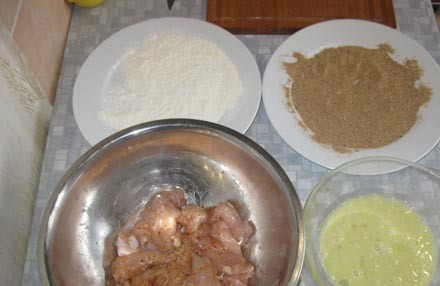 1. Этап. Куриный шницель в панировке: 3. Готовим панировку, муку и взбиваем в отдельной емкости яйцо.