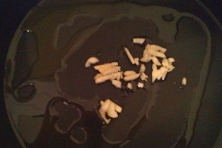 1. Этап. Соба с морепродуктами: Наливаем в сковороду масло, хорошо разогреваем и добавляем измельченный чеснок. Обжариваем буквально минуту.