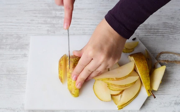 1. Этап. Пицца с грушами и сыром: 3. Груши хорошо вымойте и нарежьте тонкими ломтиками.