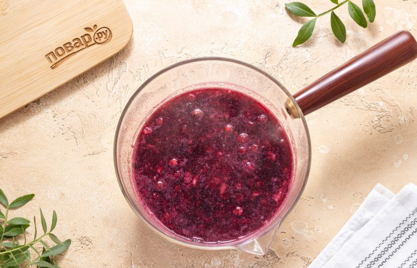 1. Этап. Кулага белорусская: После убавьте температуру и тонкой струйкой влейте разведенную ржаную муку. Размешайте венчиком, чтобы не оставалось комочков.