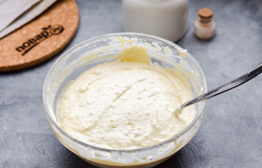 1. Этап. Панкейки с маскарпоне: Перемешайте все миксером или венчиком. Тесто получается как густая сметана.