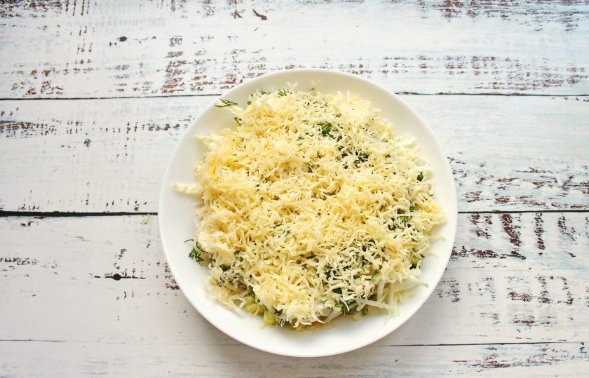 1. Этап. Салат Фэнтези: Сыр натрите на средней терке и добавьте в салат. Все перемешайте, заправьте майонезом, посыпьте ржаными сухариками и подавайте к столу.