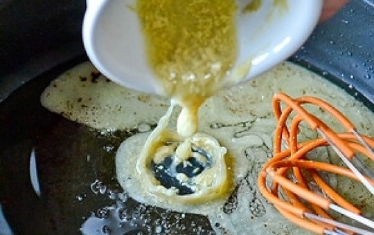 1. Этап. Салат из винограда с сыром: 4. Снимите сковороду с огня, переложите на бумажное полотенце бекон, чтобы убрать остатки жира. А на сковороду отправьте горчицу с маслом, сахар, соль и перец, уксус.