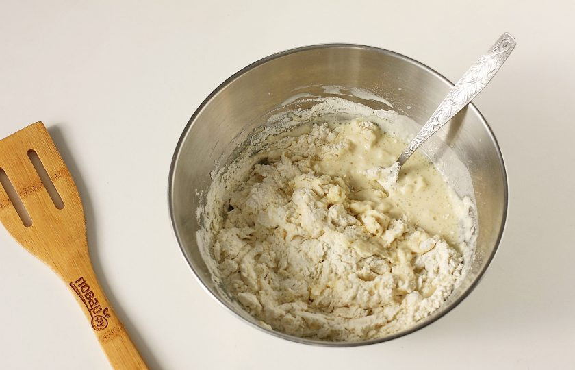 1. Этап. Вареники с сюрпризом: Частями добавьте муку.