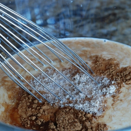 1. Этап. Французский хлебный пудинг с ягодами: В большой миске смешиваем яйца, молоко, сахар, ваниль, корицу и мускатный орех.