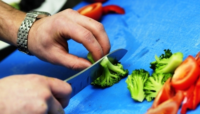 1. Этап. Легкий салат: Соцветия брокколи разрезаем пополам.