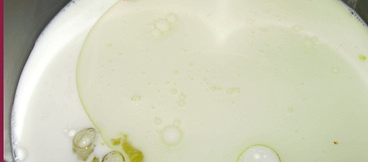 1. Этап. Кекс из смородинового варенья: 1. Замешиваем тесто: соединяем молоко с сахаром и яйцами. Добавляем пару столовых ложек растительного масла.