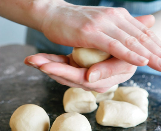 1. Этап. Лепешки Тортильяс: 2. Разделите тесто на 8 частей, сформируйте из каждой шарик, накройте тесто пленкой или полотенцем и оставьте на полчаса при комнатной температуре.