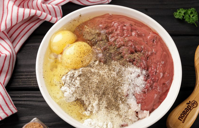 1. Этап. Сальтисон из свиной печени: Добавьте яйца, манку, муку, давленный чеснок, соль и специи по вкусу. Я использовала лишь молотый перец, но можно добавить любые ароматные приправы на свой вкус.