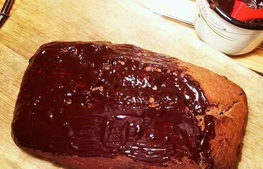 1. Этап. Шоколадно-апельсиновый кекс: 8. Готовый кекс при желании покройте глазурью, растопив немного шоколада с ложкой молока или сливок. Дополнительно украсить его можно щепоткой цедры. Приятного чаепития!