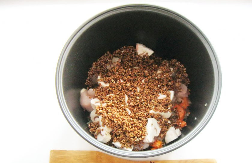 1. Этап. Гречка с мясом и грибами в мультиварке: Гречневую крупу переберите, помойте и добавьте к овощам, шампиньонам и мясу.