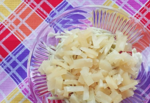 1. Этап. Салат В яблочко: Ананас нарезать полосками. Консервированный ананас можно заменить свежим.