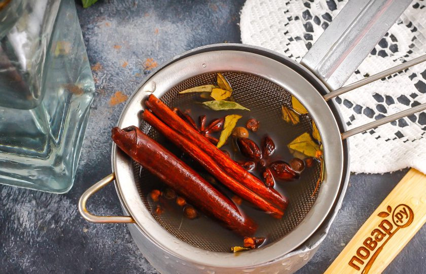 1. Этап. Напиток Крамбамбуля: Процедите все через ситечко с мелкими ячейками в другую емкость. Специи, отдавшие свой аромат, удалите.