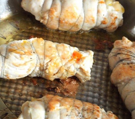 1. Stage. Cream Cheese Chicken Rolls: Roll up and bind with threads, fry in vegetable oil on all sides until golden brown.