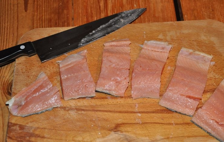 1. Этап. Рыба с брокколи: Нарежьте филе рыбы на небольшие кусочки.