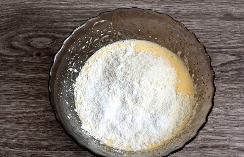 1. Этап. Торт «Экзотик»: Добавьте сметану, перемешайте лопаткой. Всыпьте просеянную смесь муки с солью и разрыхлителем. Добавьте кокосовую стружку.