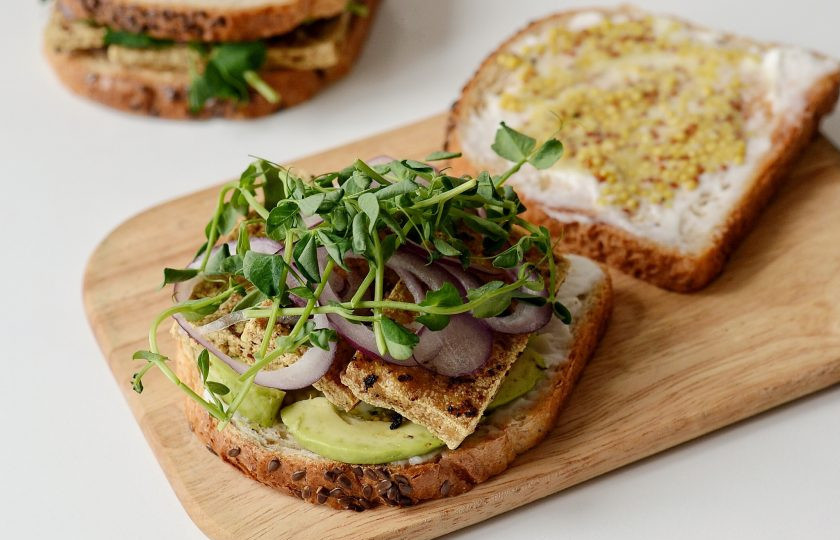 1. Этап. Бутерброды с тофу: Сверху выложите лук и ростки гороха. Накройте второй половинкой хлеба.