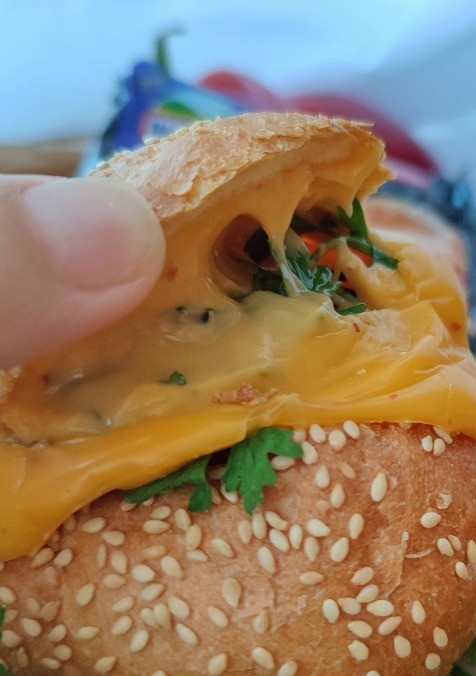 1. Этап. Горячие бургеры с наггетсами: Отправляем в разогретую до 170* духовку, минут на 30 (ориентируйтесь по своей).